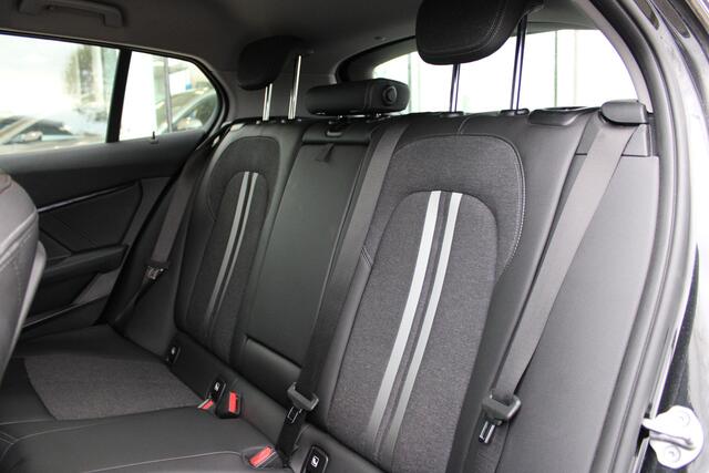 BMW 1-SERIE 118i Sport Line Automaat / Sportstoelen / Head-Up / Stoelverwarming / LED / Live Cockpit Professional