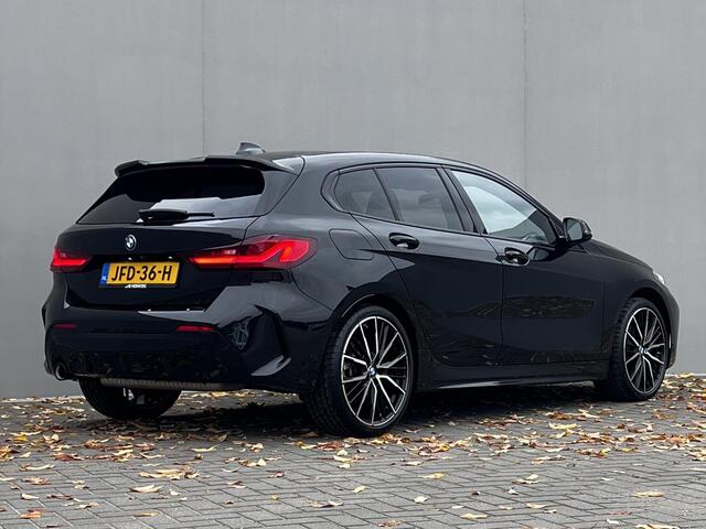 BMW 1-SERIE 118i / Dealer onderhouden / M-Sport / Panorama schuifdak / HUD / Adaptieve CC / Harman Kardon / Alcantara Sportstoelen / 19" / Camera /