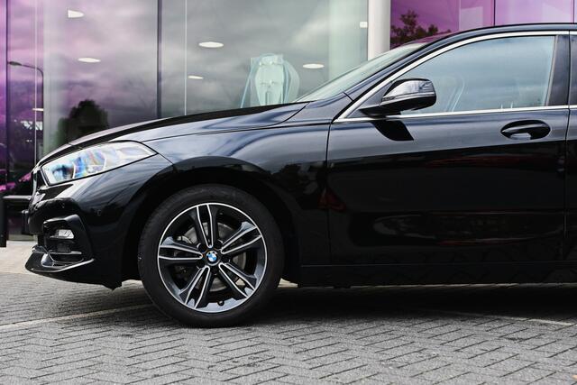 BMW 1-SERIE 118i Sport Line Automaat / Trekhaak / Sportstoelen / LED / Live Cockpit Professional / Cruise Control / PDC