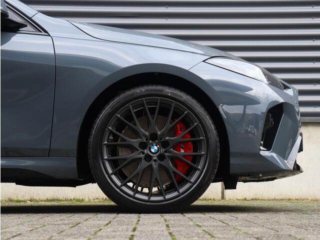 BMW 1-SERIE 120 | M Sportpakket Pro | Panodak | Harman Kardon | Head-Up | Driving Assistant Plus | Parking Assistant Plus | Elektr. Voorstoelen | Comfort Access | 19'' LMV