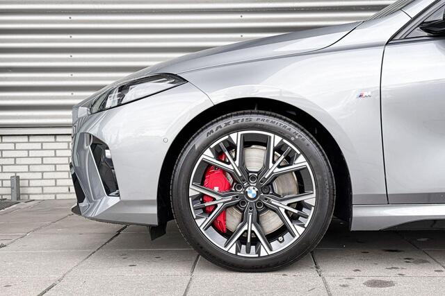 BMW 1-SERIE 120 M Sportpakket Pro / Premium Pack / Getinte ruiten / Stuurwielrand verwarmd / Comfort Access / Achteruitrijcamera / Driving Assistant