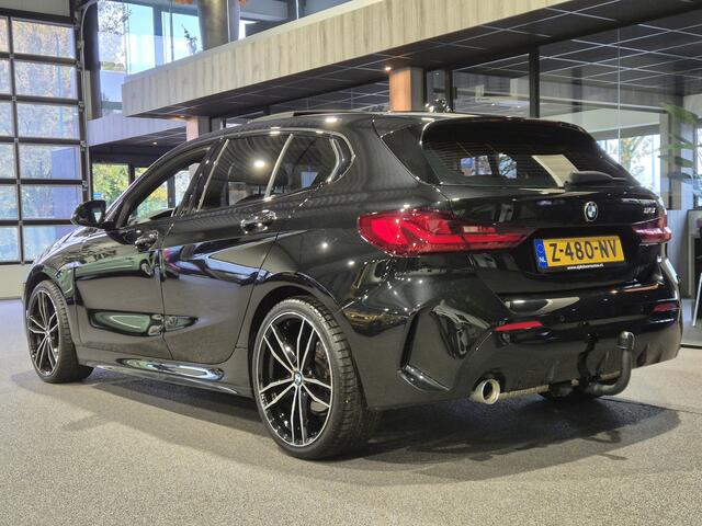 BMW 1-SERIE 118i High Executive M-Sport | Panorama | HUD | Stoelverwarming | Trekhaak | Carplay/Android