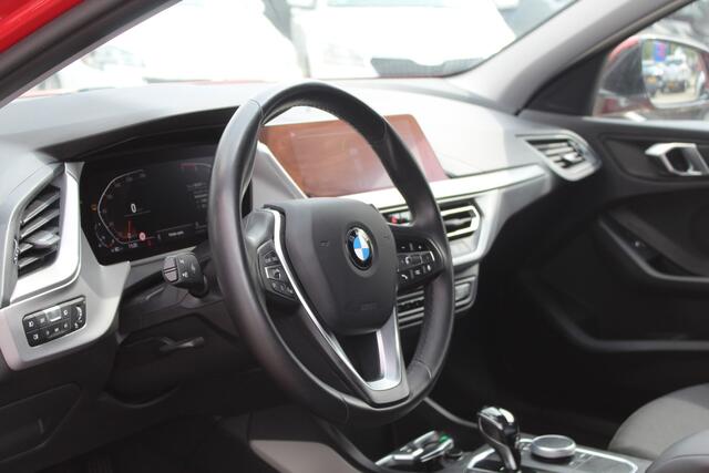 BMW 1-SERIE 118i//Navi//Carplay//Trekhaak!!
