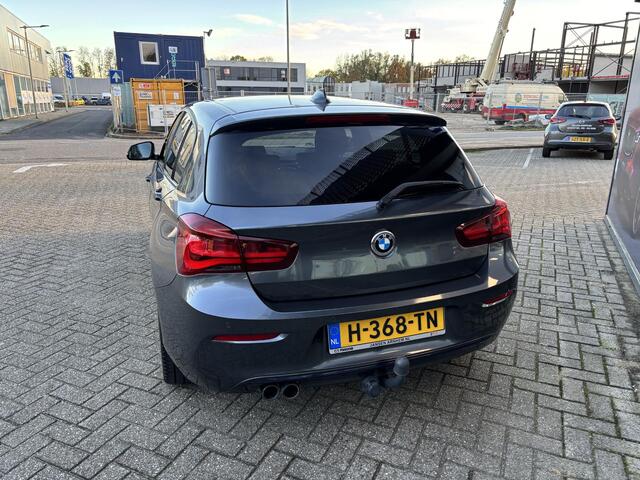 BMW 1-SERIE 120i Sport Line 184PK , Trekhaak, Navi, PDC, Cruise, Bluetooth, LMV 18 Inch, Stoelverwarming