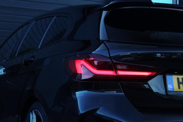 BMW 1-SERIE M135i xDrive High Executive Edition | Panorama dak | H+K | BLIS | HUD | Bomvol!