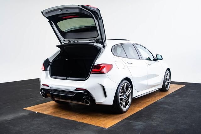BMW 1-SERIE M135i xDrive High Executive Edition Panoramadak - Head up - Harman Kardon - Active Cruise Control - Driving/Parking Assistant - Elektrisch verstelbare/verwarmde stoelen - Getinte Ruiten -