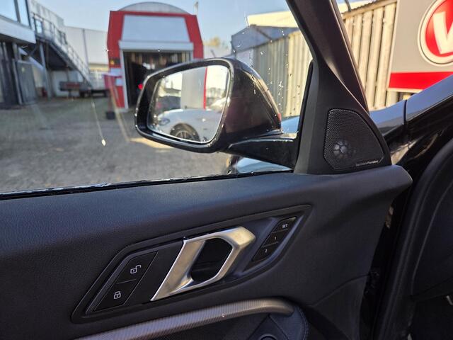 BMW 1-SERIE 118i M Sport 19"/Panoramadak/M-stoelen + memory/Harman Kardon/Keyless/Adaptieve cruise/Head-up/LED/Sfeerverlichting/Camera