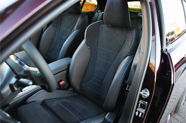 BMW 1-SERIE 120 M Sport Automaat / Panoramadak / Sportstoelen / M Adaptief onderstel / Achteruitrijcamera / Comfort Access / Adaptieve LED / Harman-Kardon