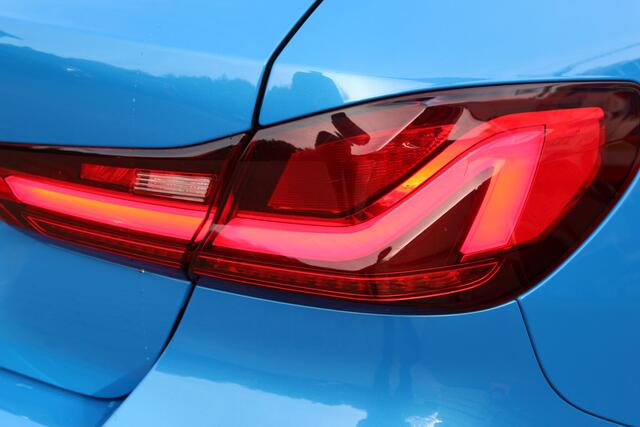 BMW 1-SERIE 118i High Executive M Sport 17 inch - Hooglans zwarte delen - Goed onderhouden