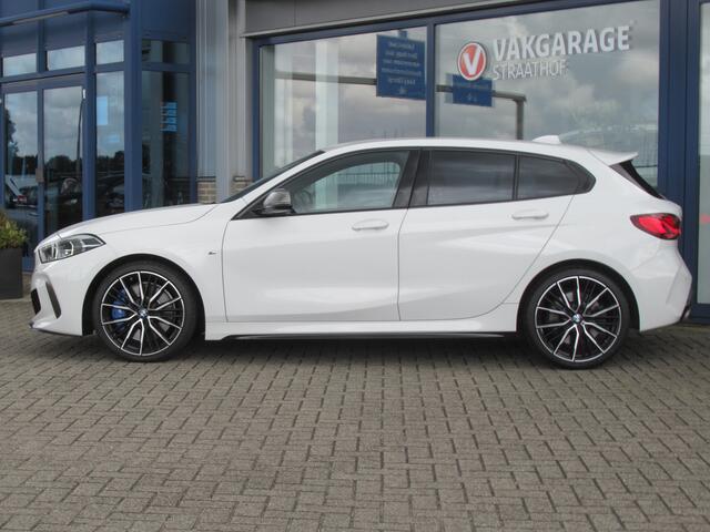 BMW 1-SERIE M135i xDrive Executive Edition 306 PK, Full LED / Carplay / PDC / Stoelverwarming / 19' M dubbelspaak velgen