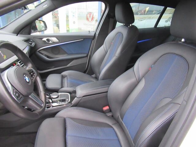 BMW 1-SERIE M135i xDrive Executive Edition 306 PK, Full LED / Carplay / PDC / Stoelverwarming / 19' M dubbelspaak velgen