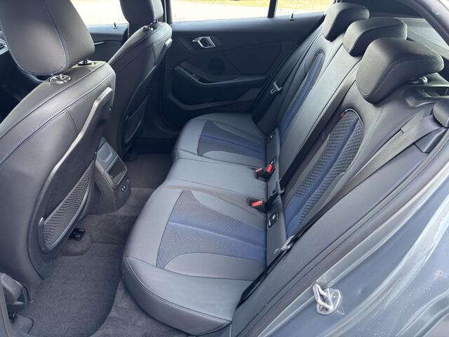 BMW 1-SERIE 118i Automaat / M-SPORT / Pack LED / Fabrieksgarantie tot 06-2026 / Dealer onderhouden / Sportstoelen / Trekgewicht 1300 Kg / Cruise control / Stoelverwarming / Apple Carplay Android Auto / Climate control / Keyless Entry/Start /