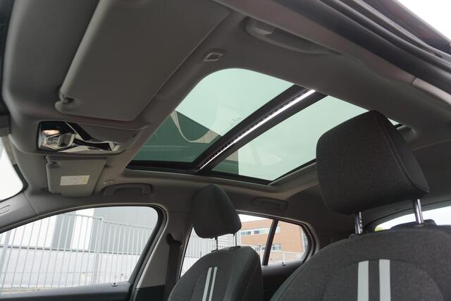 BMW 1-SERIE 118i 140PK Sport-line/Panodak/Camera/ParkingPack/ Dealeronderhouden.