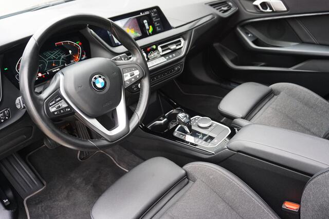 BMW 1-SERIE 118i 140PK Sport-line/Panodak/Camera/ParkingPack/ Dealeronderhouden.