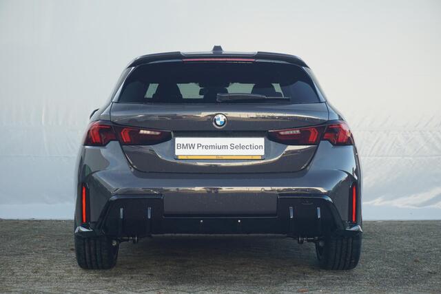 BMW 1-SERIE 120 M Sportpakket Pro 19'' / Harman Kardon / Elektrisch verstelbare stoelen / Panoramadak