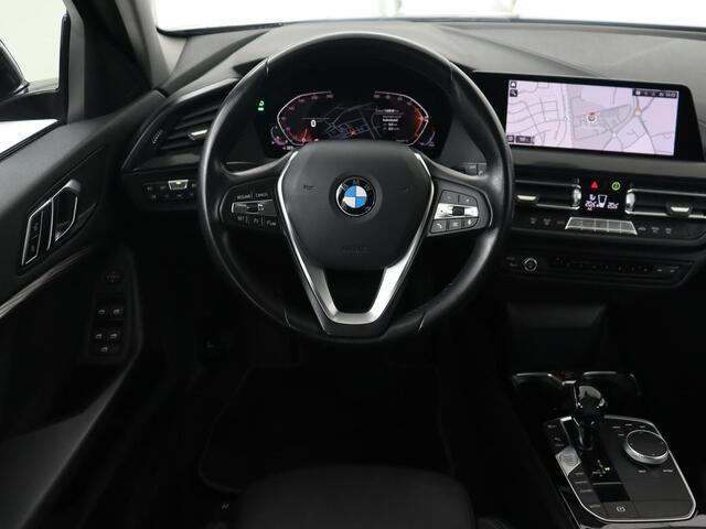 BMW 1-SERIE 118i Executive | Sport Line | Carplay | Sportstoelen | Full LED | Live Cockpit | Navigatie | Climate control | Parkeerhulp | Cruise control