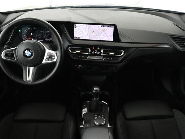 BMW 1-SERIE 118i Executive | Sport Line | Camera | Carplay | Sportstoelen | Live Cockpit | Navigatie | Full LED | Climate control | Sfeerverlichting | Cruise control | Park Assist | Bluetooth | Getint glas