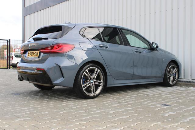 BMW 1-SERIE 118i High Executive M-sport | Incl. 12 maanden garantie | Cruise control | Kuipstoelen | Schuif/kantel dak | Climate control | Apple carplay | Navigatie | DAB radio | Harman/Kardon |