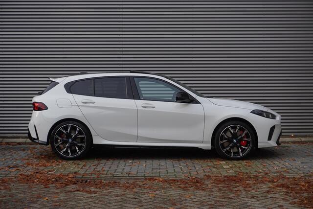 BMW 1-SERIE 120 High Executive | M Sportpakket Pro | Panoramadak | Innovation Pack | Iconic Glow