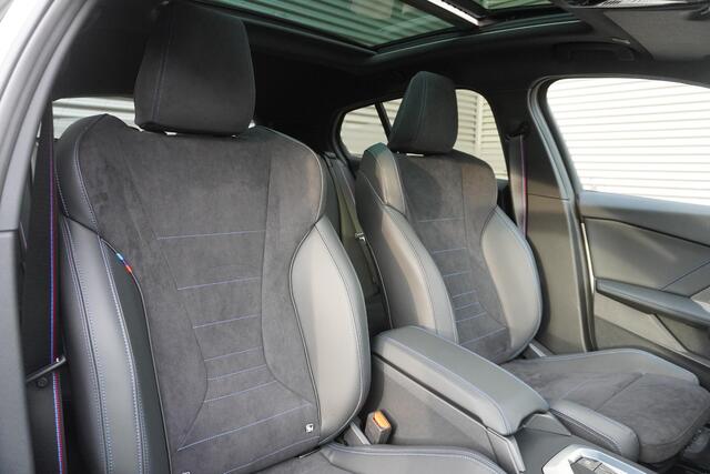 BMW 1-SERIE 120 High Executive | M Sportpakket Pro | Panoramadak | Innovation Pack | Iconic Glow