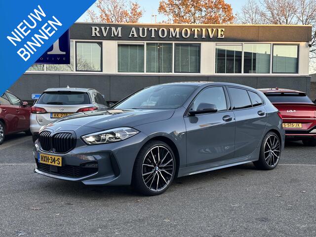 BMW 1-SERIE 118i Executive Edition M SPORT | HARMAN & KARDON | ELEKTRISCHE ACHTERKLEP | CAMERA | ADAPTIVE CRUISE CONTROL | STOEL- & STUURVERWARMING | HEAD-UP | 19 INCH | INDIVIDUAL KLEUR STORM BAY METALLIC BOMVOL OPTIES