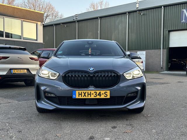 BMW 1-SERIE 118i Executive Edition M SPORT | HARMAN & KARDON | ELEKTRISCHE ACHTERKLEP | CAMERA | ADAPTIVE CRUISE CONTROL | STOEL- & STUURVERWARMING | HEAD-UP | 19 INCH | INDIVIDUAL KLEUR STORM BAY METALLIC BOMVOL OPTIES