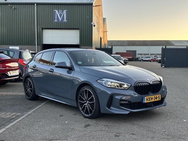 BMW 1-SERIE 118i Executive Edition M SPORT | HARMAN & KARDON | ELEKTRISCHE ACHTERKLEP | CAMERA | ADAPTIVE CRUISE CONTROL | STOEL- & STUURVERWARMING | HEAD-UP | 19 INCH | INDIVIDUAL KLEUR STORM BAY METALLIC BOMVOL OPTIES
