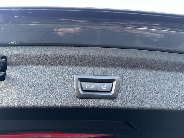 BMW 1-SERIE 118i Executive Edition M SPORT | HARMAN & KARDON | ELEKTRISCHE ACHTERKLEP | CAMERA | ADAPTIVE CRUISE CONTROL | STOEL- & STUURVERWARMING | HEAD-UP | 19 INCH | INDIVIDUAL KLEUR STORM BAY METALLIC BOMVOL OPTIES