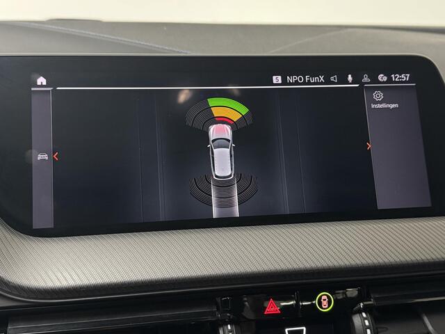 BMW 1-SERIE 118i High Executive | Stoelverwarming | Navi | PDC | Clima |