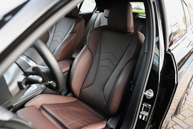 BMW 1-SERIE 120 M Sport Automaat / Sportstoelen / Achteruitrijcamera / M Adaptief onderstel / Stoelverwarming / 19" LMV