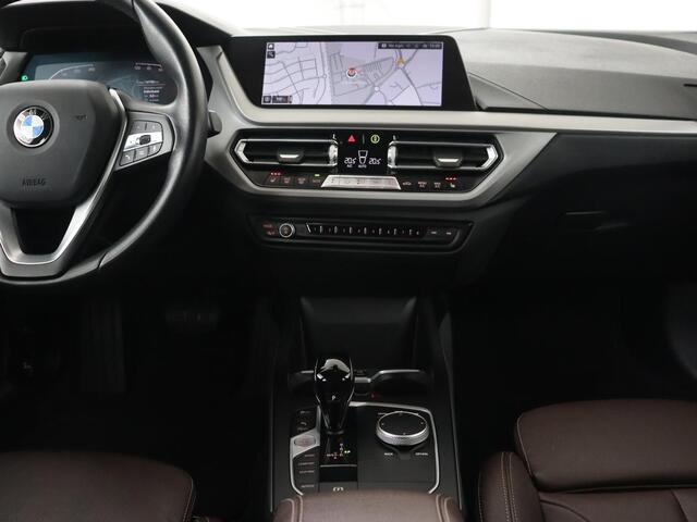 BMW 1-SERIE 120i Business Edition Plus | Leder | Sportstoelen | Carplay | Stoelverwarming | Live Cockpit | Parkeerhulp | Climate control | Bluetooth | Cruise control