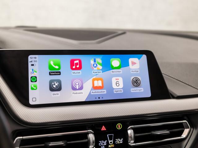 BMW 1-SERIE 118i M Sport High Executive Automaat (APPLE CARPLAY, M PAKKET, GROOT NAVI, LEDER, STOELVERWARMING, SPORTSTOELEN, LANE ASSIST, CRUISE, DAB+, NIEUWSTAAT)