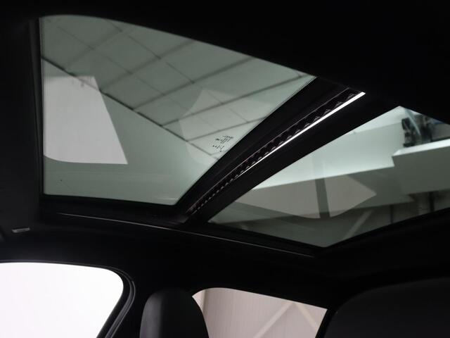 BMW 1-SERIE 118i M Sport | Panoramadak | Stoelverwarming | Camera | Sportstoelen | Harman/Kardon | Stuurverwarming | Carplay | Navigatie | Live Cockpit | Full LED | Getint glas