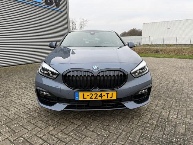 BMW 1-SERIE 118i Sport Line Achteruitrijcamera Trekhaak LED Sportstoelen Carplay BTW auto