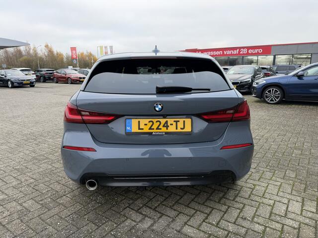 BMW 1-SERIE 118i Sport Line Achteruitrijcamera Trekhaak LED Sportstoelen Carplay BTW auto