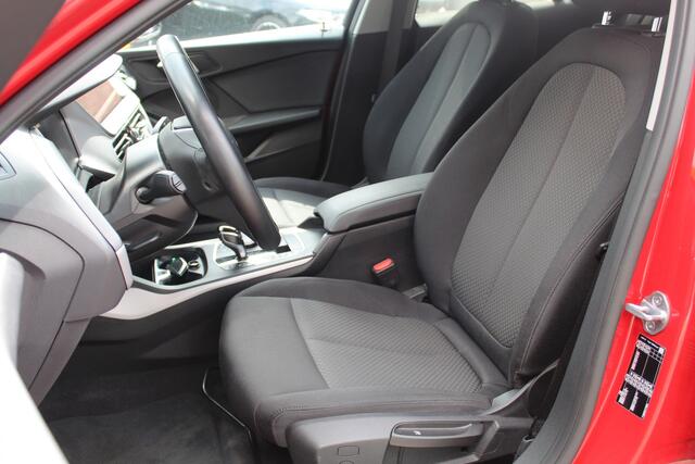 BMW 1-SERIE 118i//Navi//Carplay//Trekhaak!!