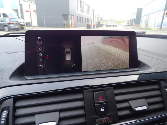 BMW 1-SERIE M140i xDrive High Executive HARMAN/KARDON | ACHTERUIT RIJ CAMERA | NAVIGATIE | SFEERVERLICHTING | HARMANKARDON | F1 STUUR | LEDER | ELEKTRISCHE STOELEN MEMORY |