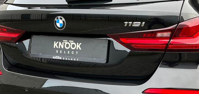 BMW 1-SERIE 118i Executive Sport Line Automaat / Live Cockpit Professional / Shadow Line / 17 Inch / LED / Sportstoelen / Parkeersensoren voor+achter