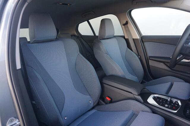 BMW 1-SERIE 5-deurs 120 M Sport Design Edition 18'' / Sportstoelen verwarmd / Shadow Line / Achteruitrijcamera