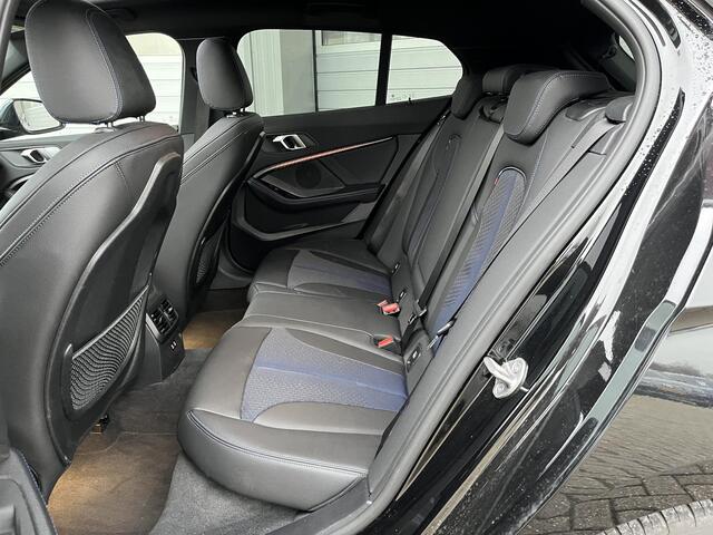 BMW 1-SERIE 120i M-sport, High Executive Panoramadak, HUD, Trekhaak, LED koplampen, Stoel/Stuurverwarming