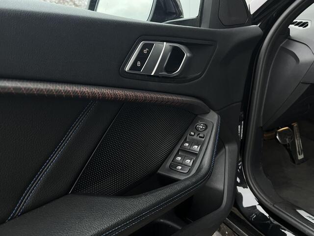 BMW 1-SERIE 120i M-sport, High Executive Panoramadak, HUD, Trekhaak, LED koplampen, Stoel/Stuurverwarming