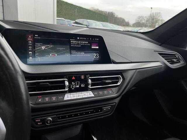 BMW 1-SERIE 120i M-sport, High Executive Panoramadak, HUD, Trekhaak, LED koplampen, Stoel/Stuurverwarming