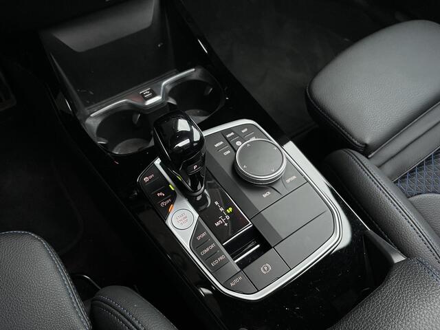 BMW 1-SERIE 120i M-sport, High Executive Panoramadak, HUD, Trekhaak, LED koplampen, Stoel/Stuurverwarming