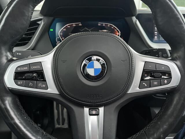 BMW 1-SERIE 120i M-sport, High Executive Panoramadak, HUD, Trekhaak, LED koplampen, Stoel/Stuurverwarming