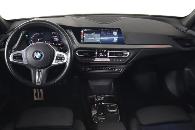BMW 1-SERIE 120i M-sport, High Executive Panoramadak, HUD, Trekhaak, LED, Keyless, Stoel/Stuurverwarming