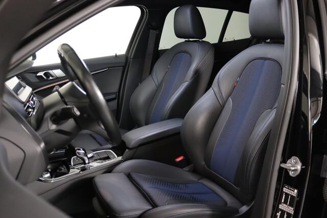 BMW 1-SERIE 120i M-sport, High Executive Panoramadak, HUD, Trekhaak, LED, Keyless, Stoel/Stuurverwarming