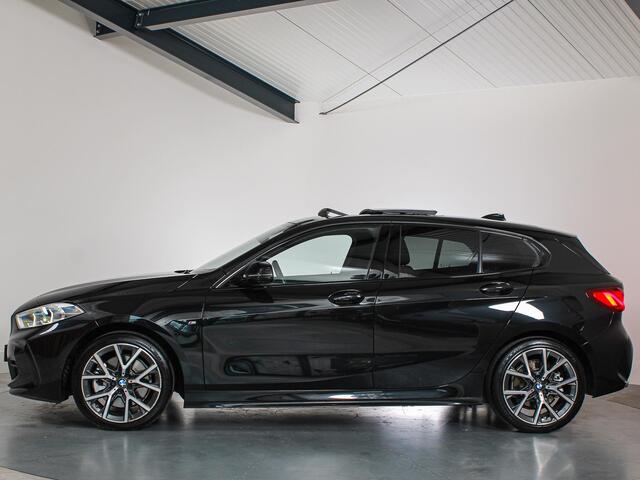 BMW 1-SERIE 120i M-sport, High Executive Panoramadak, HUD, Trekhaak, LED, Keyless, Stoel/Stuurverwarming