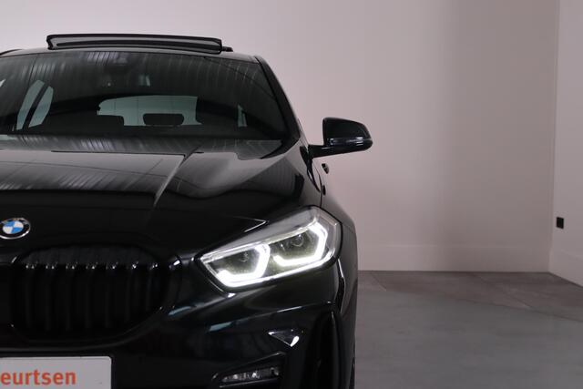 BMW 1-SERIE 120i M-sport, High Executive Panoramadak, HUD, Trekhaak, LED, Keyless, Stoel/Stuurverwarming