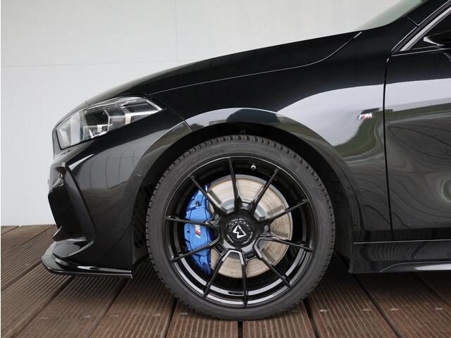 BMW 1-SERIE M135i xDrive High Executive | Pano-dak | CarPlay | Afneembare Trekhaak |