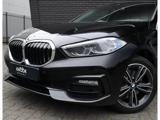 BMW 1-SERIE 118i Executive Sport Line Automaat / LED / 17 Inch / HiFi / Sportstoelen / Parkeersensoren voor+achter / Live Cockpit Plus /